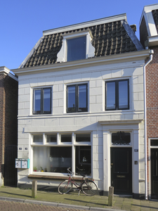 907878 Gezicht op de voorgevel van het pand Lauwerecht 135 te Utrecht.N.B. Rond 1900 was hier kaashandel M. van 't Riet ...